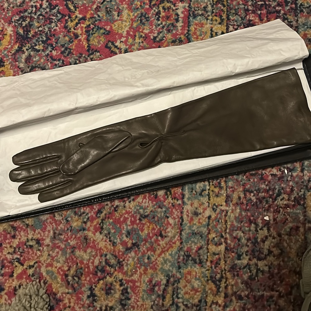 Prada Black Leather Gloves - Picture 10 of 10